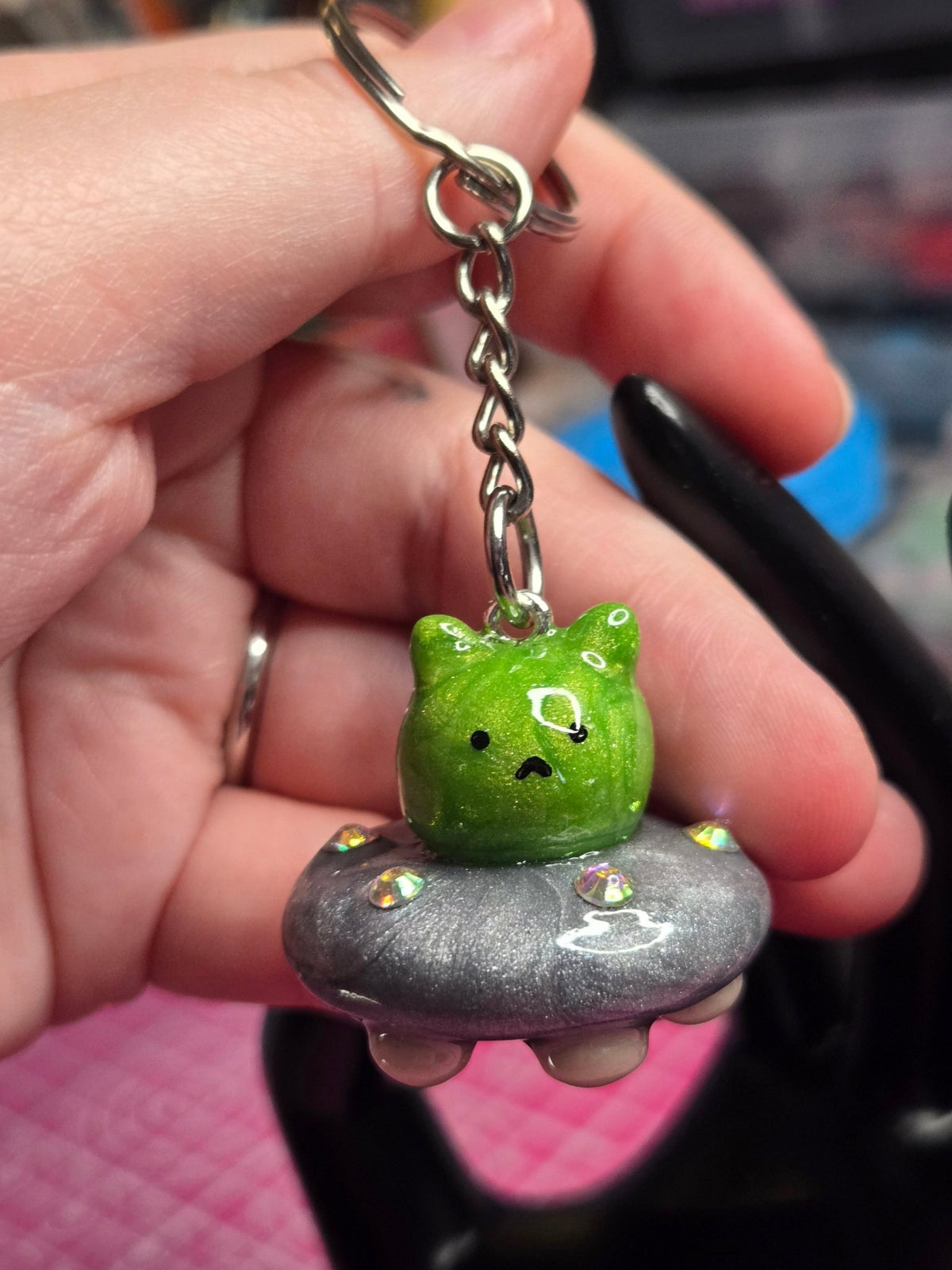 Alien cat keychain glow in the dark underside lights - PeachCharmory