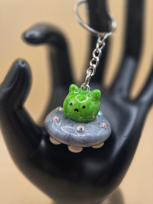 Alien cat keychain glow in the dark underside lights - PeachCharmory